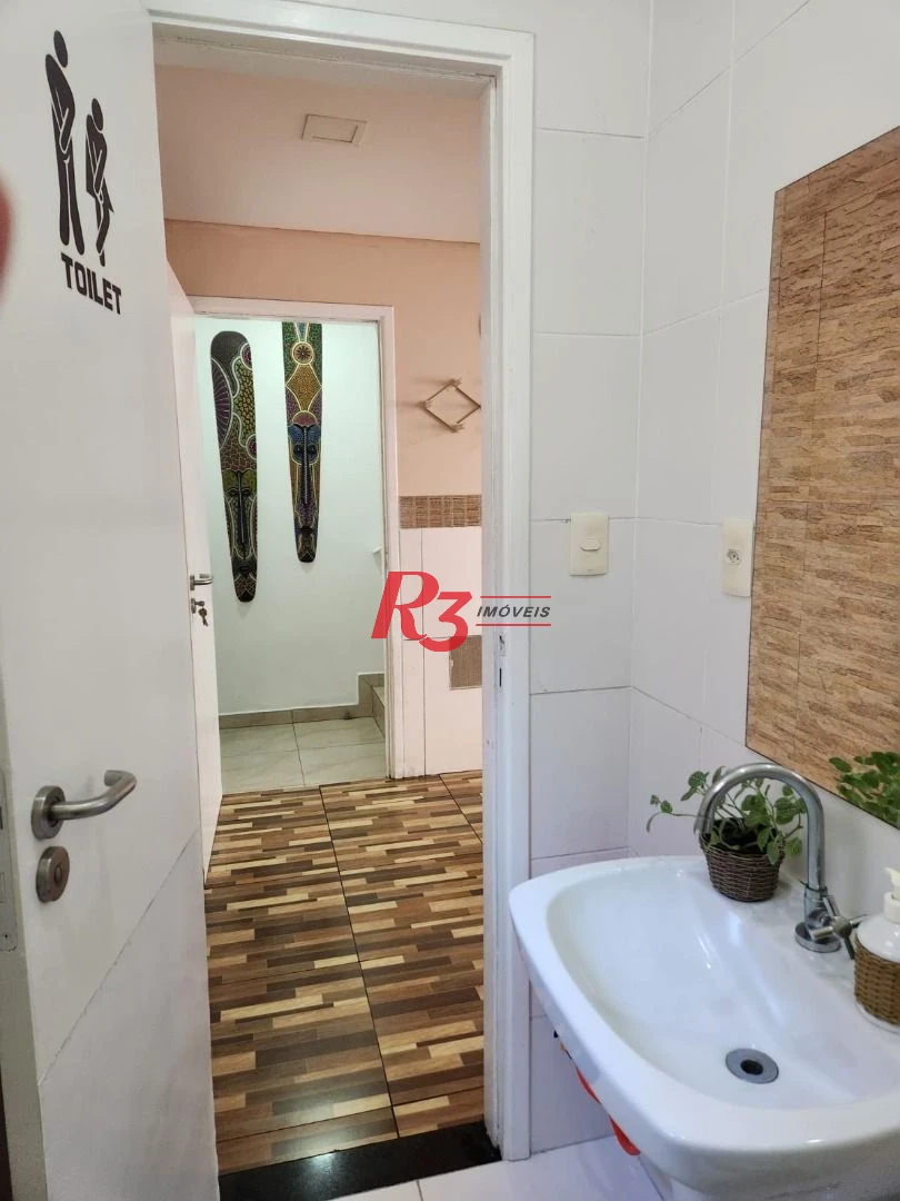 Linda casa mobiliada em Vilaggio, 2 suítes, garagem fechada, churrasqueira individual, piscina e salão de festas.