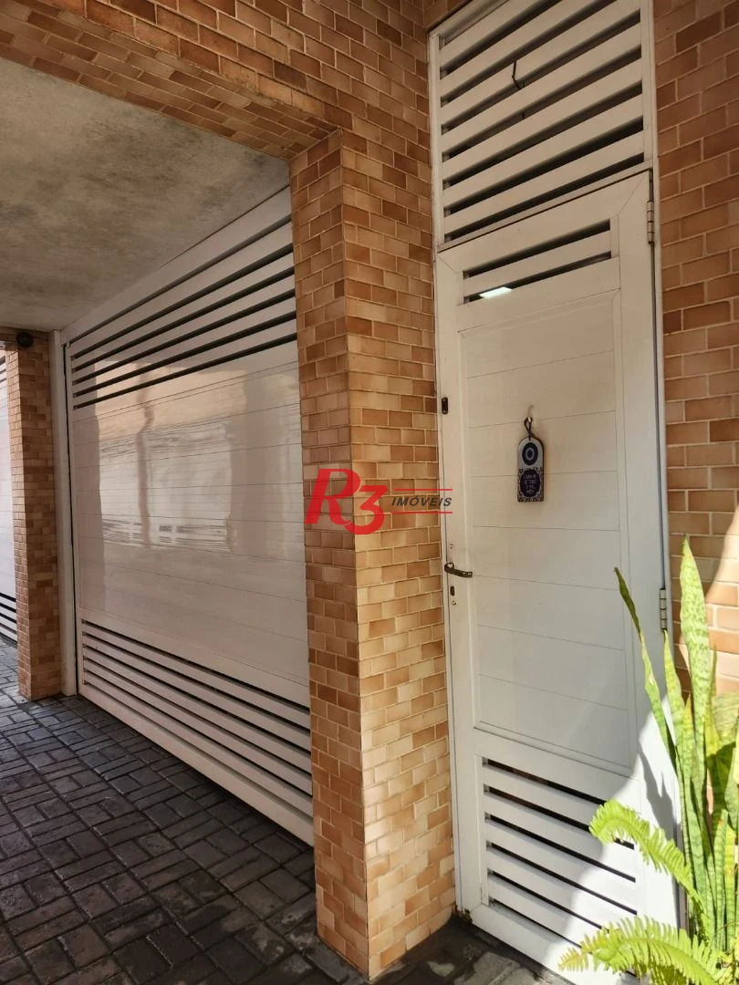 Linda casa mobiliada em Vilaggio, 2 suítes, garagem fechada, churrasqueira individual, piscina e salão de festas.