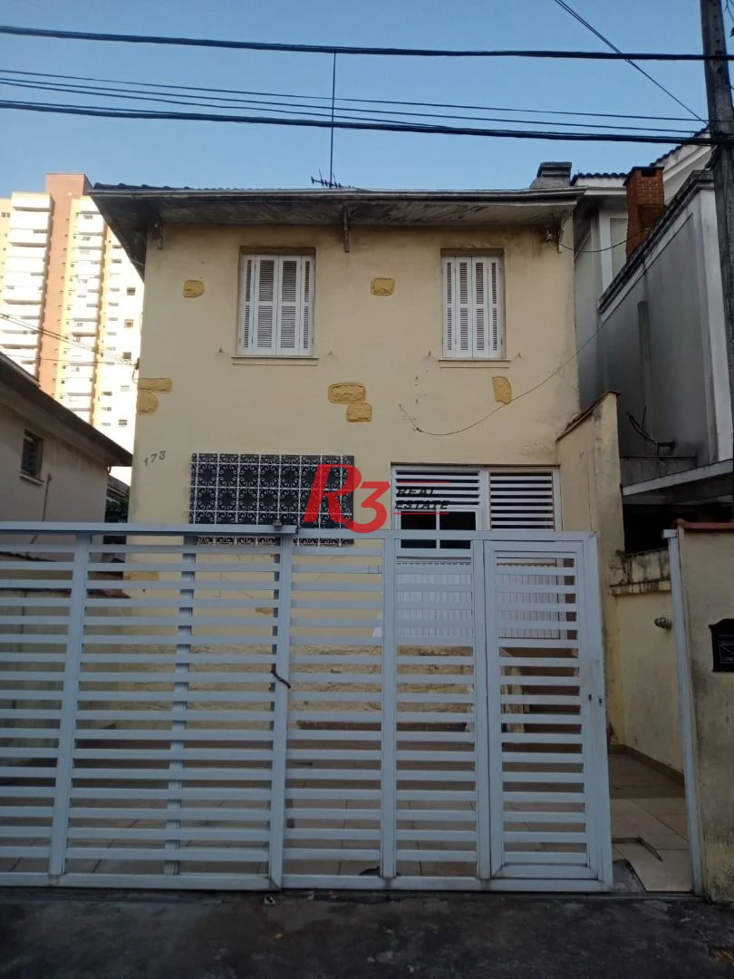 Amplo sobrado para locação no Campo Grande, 3 quartos, 2 vagas, 185 m² , condição especial, 500 metros da orla!!!