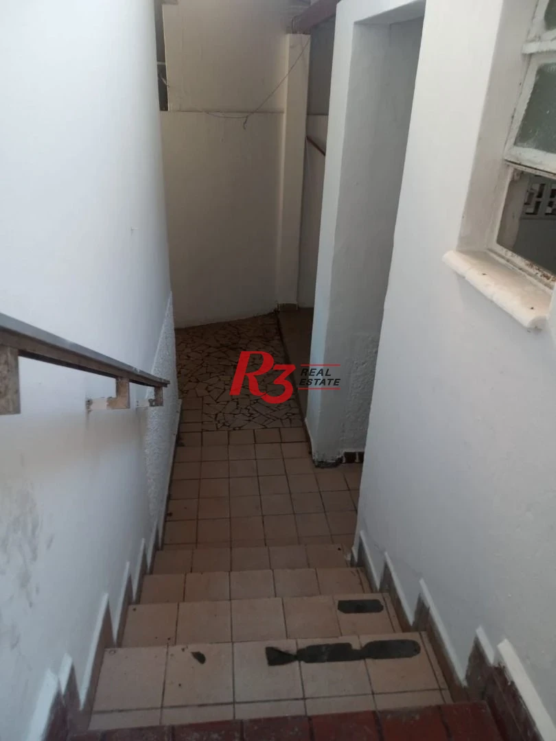 Amplo sobrado para locação no Campo Grande, 3 quartos, 2 vagas, 185 m² , condição especial, 500 metros da orla!!!