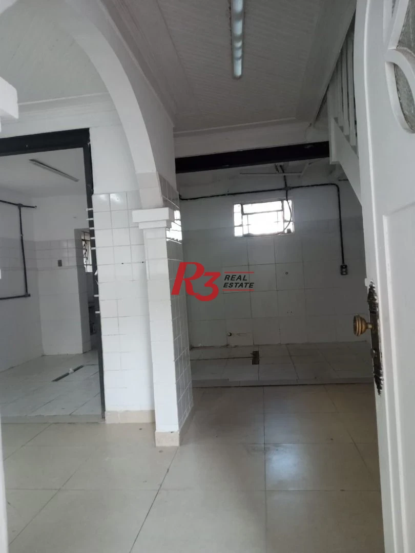 Amplo sobrado para locação no Campo Grande, 3 quartos, 2 vagas, 185 m² , condição especial, 500 metros da orla!!!