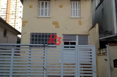 Amplo sobrado para locação no Campo Grande, 3 quartos, 2 vagas, 185 m² , condição especial, 500 metros da orla!!!