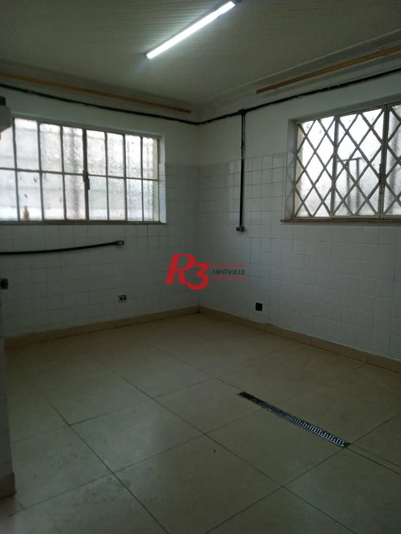 Amplo sobrado para locação no Campo Grande, 3 quartos, 2 vagas, 185 m² , condição especial, 500 metros da orla!!!
