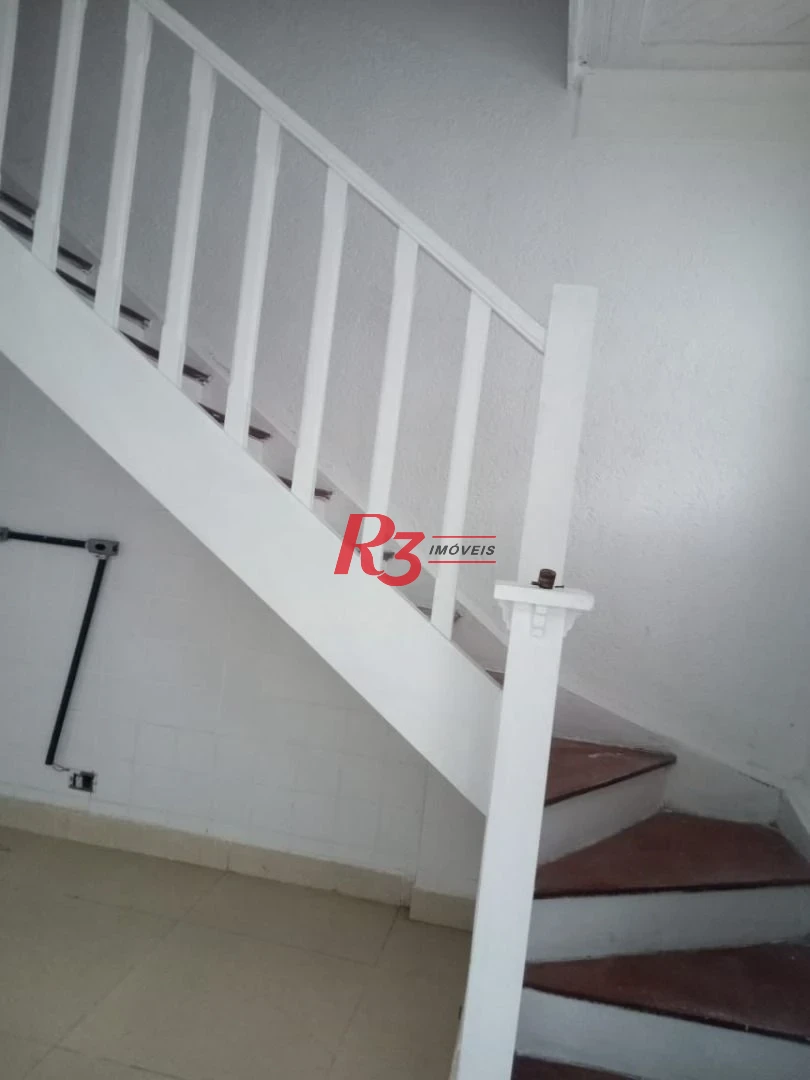 Amplo sobrado para locação no Campo Grande, 3 quartos, 2 vagas, 185 m² , condição especial, 500 metros da orla!!!
