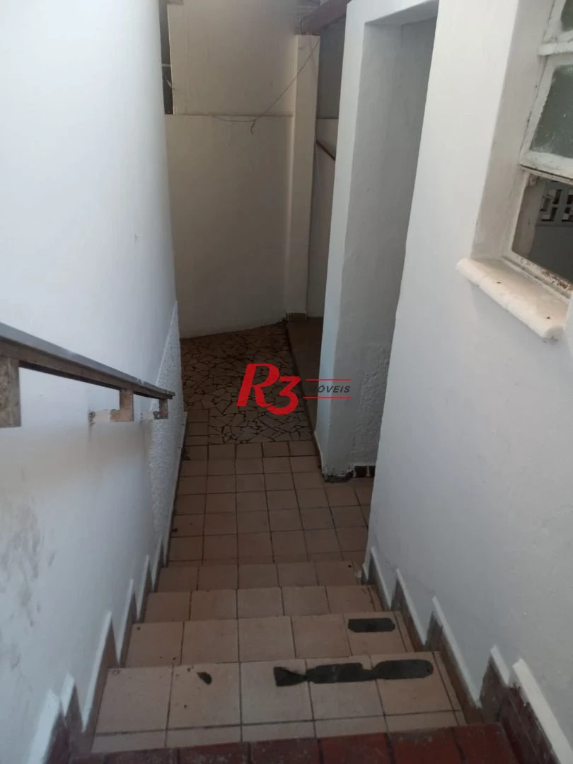 Amplo sobrado para locação no Campo Grande, 3 quartos, 2 vagas, 185 m² , condição especial, 500 metros da orla!!!