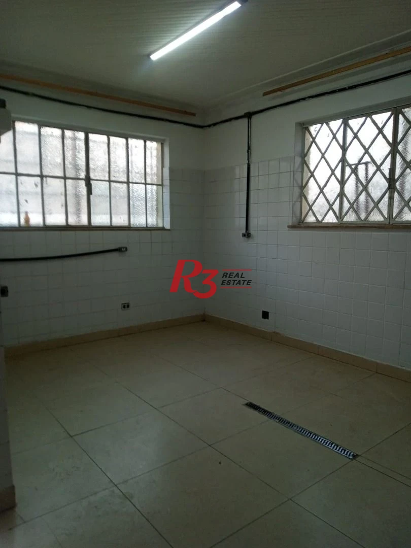 Amplo sobrado para locação no Campo Grande, 3 quartos, 2 vagas, 185 m² , condição especial, 500 metros da orla!!!