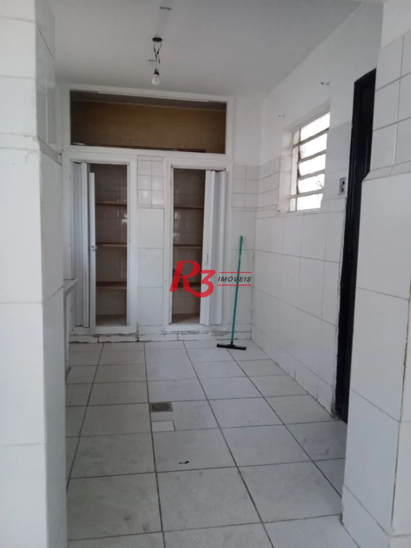 Amplo sobrado para locação no Campo Grande, 3 quartos, 2 vagas, 185 m² , condição especial, 500 metros da orla!!!