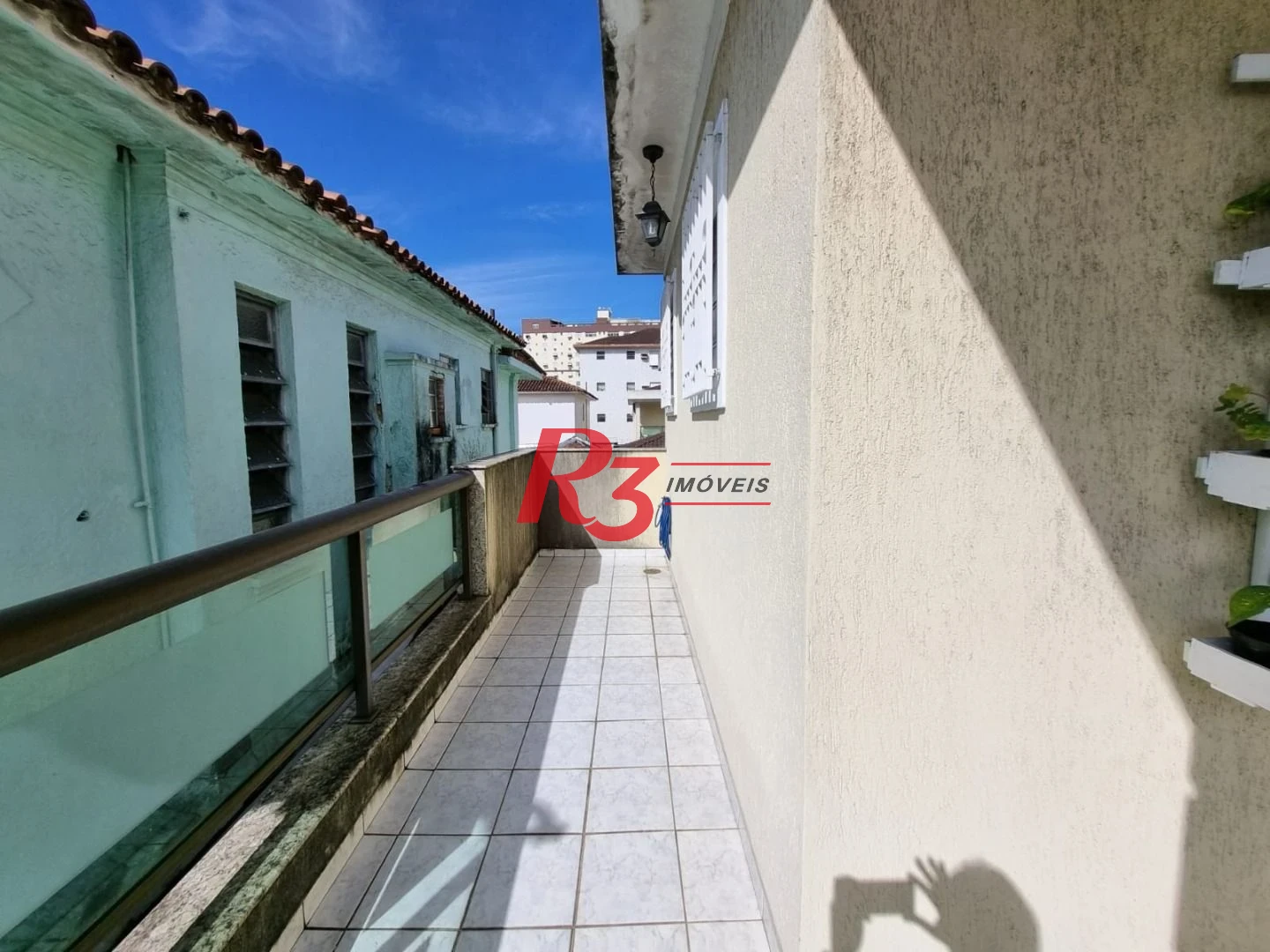 Oportunidade à venda na Vila Belmiro, terreno com 500 m², 2 amplas casas, com 3 dormitórios cada, espaço generoso de quintal e garagem para 6 carros!!