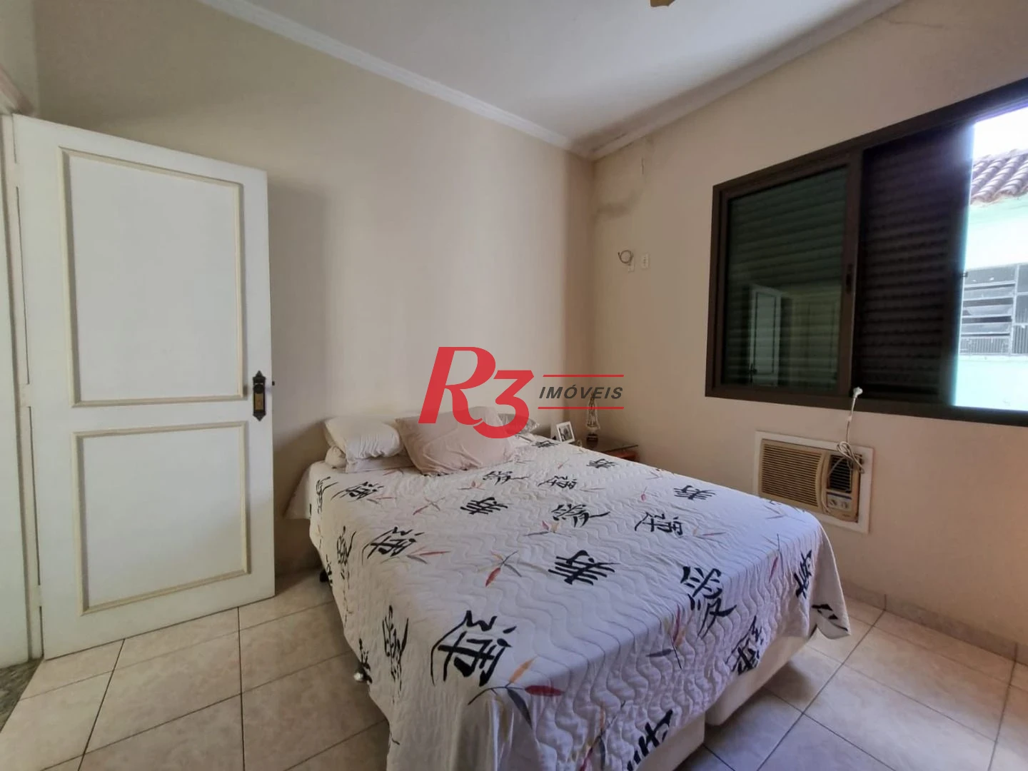Oportunidade à venda na Vila Belmiro, terreno com 500 m², 2 amplas casas, com 3 dormitórios cada, espaço generoso de quintal e garagem para 6 carros!!