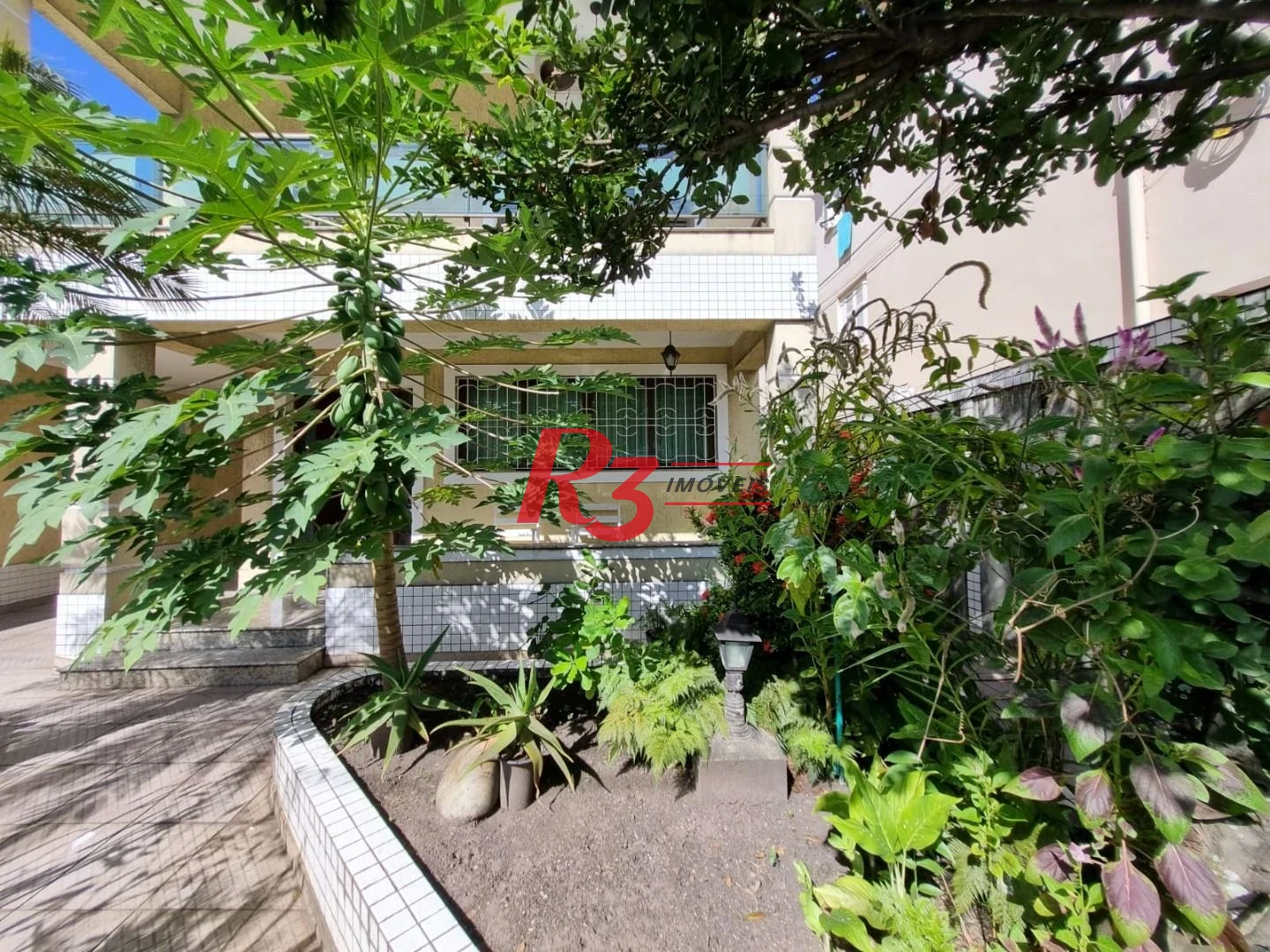Oportunidade à venda na Vila Belmiro, terreno com 500 m², 2 amplas casas, com 3 dormitórios cada, espaço generoso de quintal e garagem para 6 carros!!