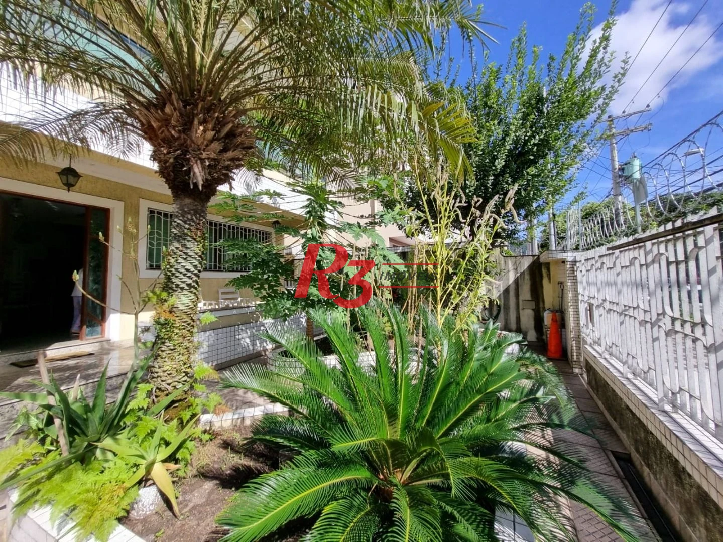 Oportunidade à venda na Vila Belmiro, terreno com 500 m², 2 amplas casas, com 3 dormitórios cada, espaço generoso de quintal e garagem para 6 carros!!