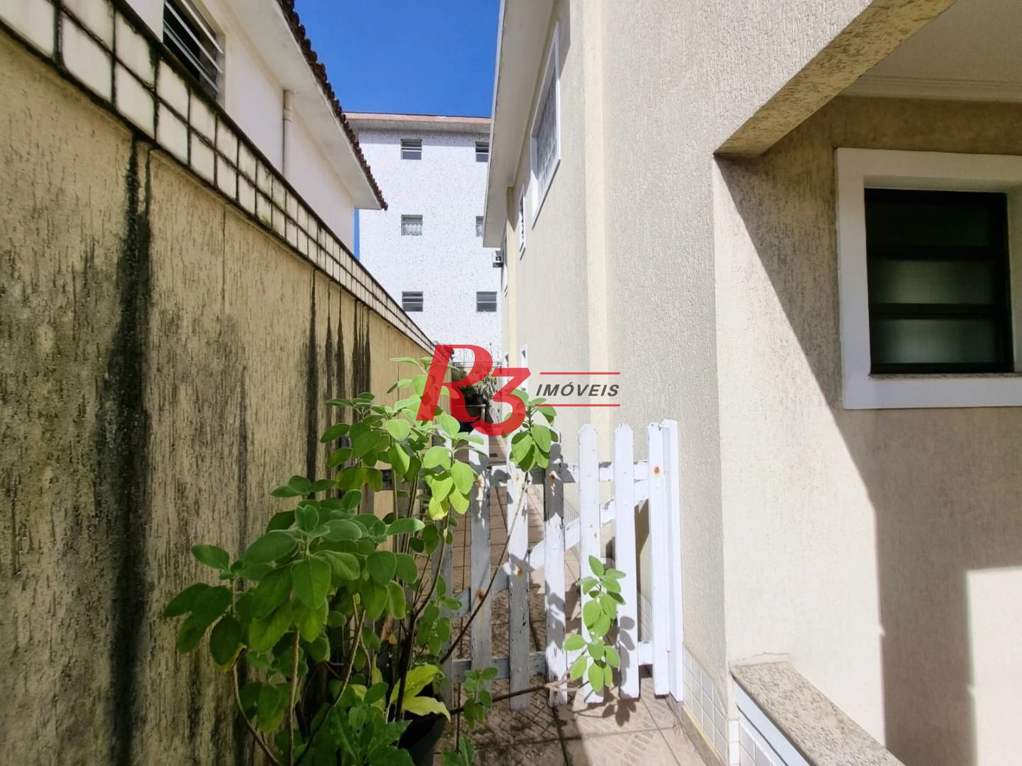 Oportunidade à venda na Vila Belmiro, terreno com 500 m², 2 amplas casas, com 3 dormitórios cada, espaço generoso de quintal e garagem para 6 carros!!