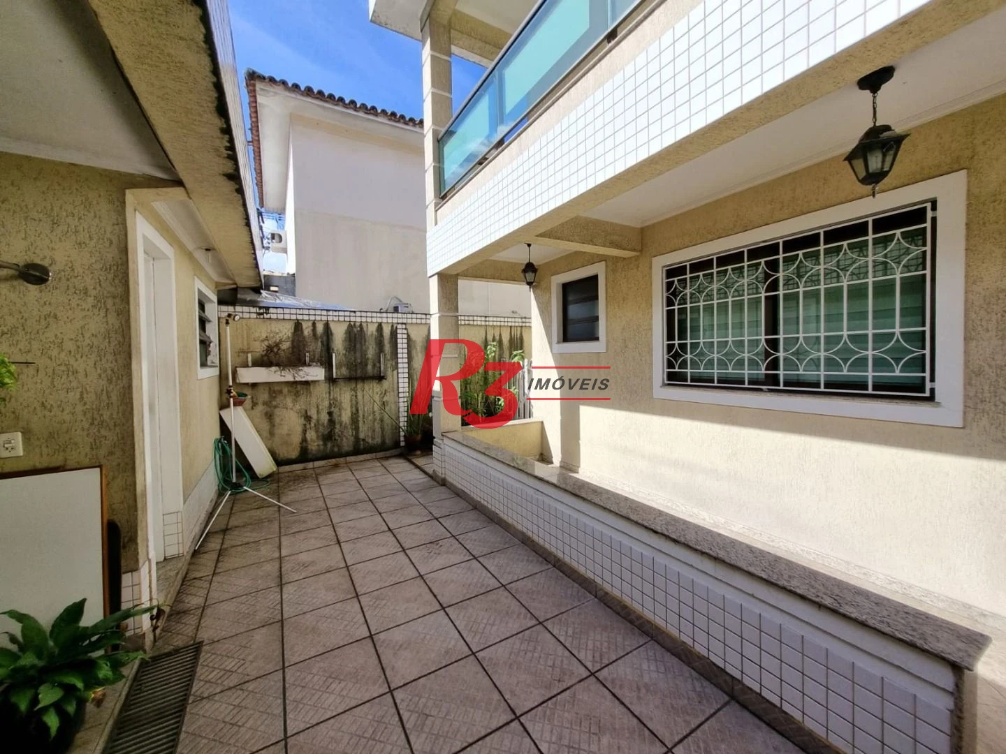 Oportunidade à venda na Vila Belmiro, terreno com 500 m², 2 amplas casas, com 3 dormitórios cada, espaço generoso de quintal e garagem para 6 carros!!