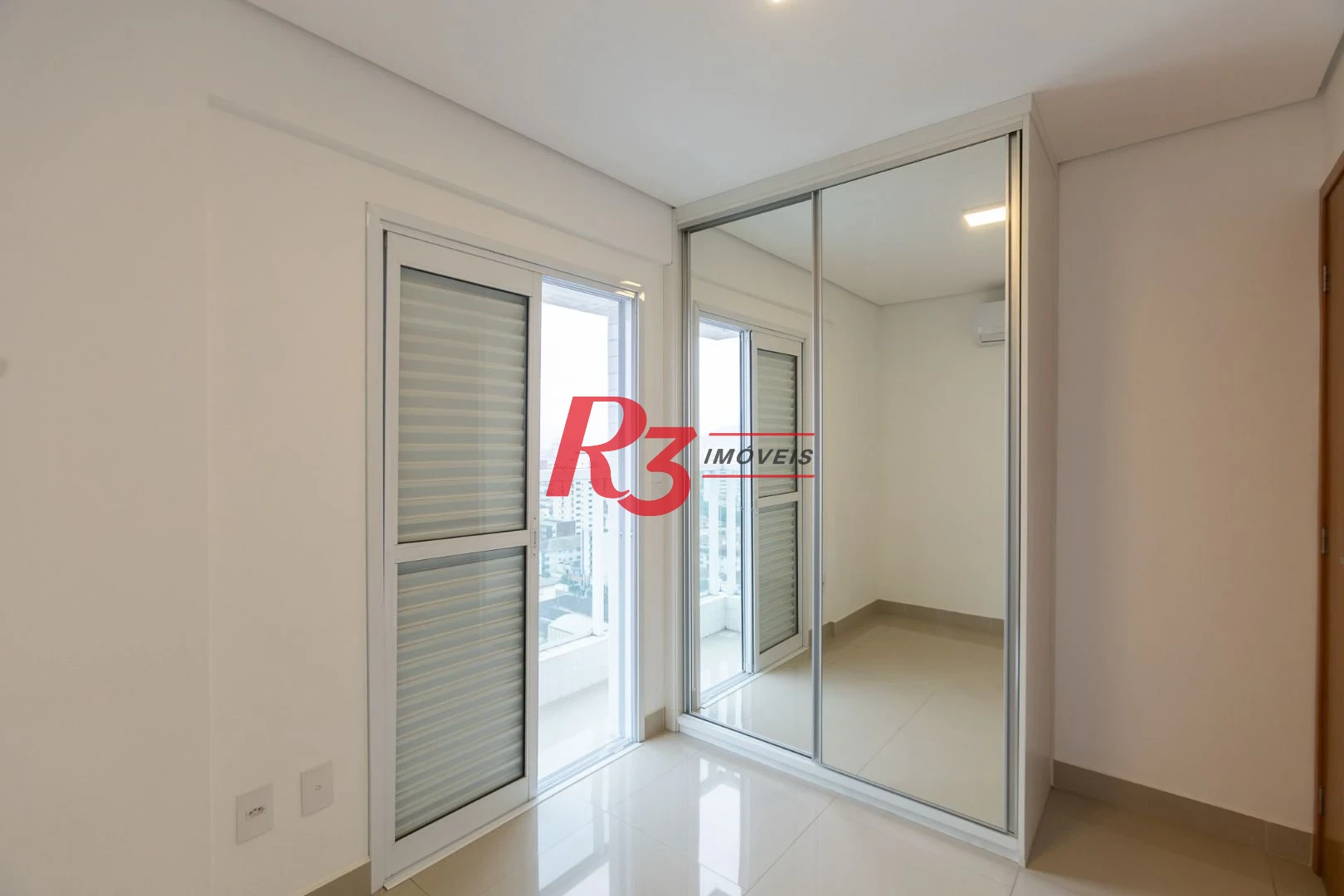 Apartamento com 2 dormitórios à venda, 53 m² por R$ 840.000,00 - Embaré - Santos/SP