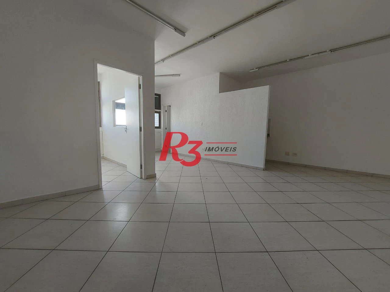 Sala comercial para locação, com 57 m², 1 vaga.