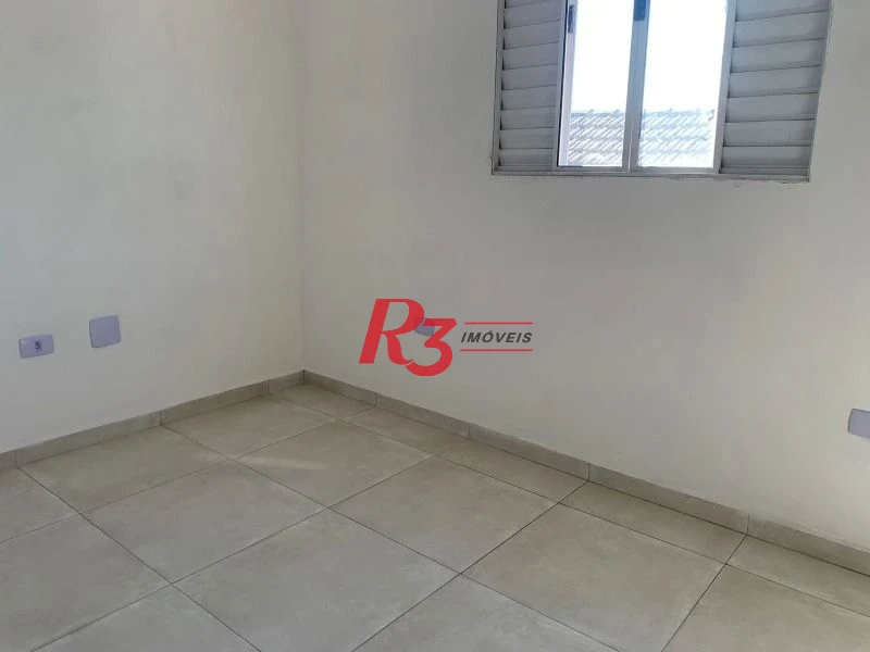 R3 REAL ESTATE VENDE CASA SOBRESPOSTA ALTA! Casa com 2 dormitórios à venda, 72 m² por R$ 320.000 - Chico de Paula - Santos/SP