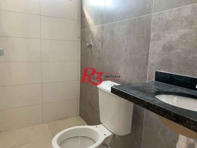 R3 REAL ESTATE VENDE CASA SOBRESPOSTA ALTA! Casa com 2 dormitórios à venda, 72 m² por R$ 320.000 - Chico de Paula - Santos/SP