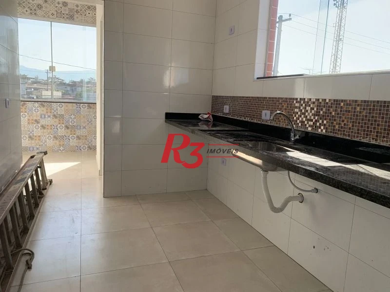 R3 REAL ESTATE VENDE CASA SOBRESPOSTA ALTA! Casa com 2 dormitórios à venda, 72 m² por R$ 320.000 - Chico de Paula - Santos/SP