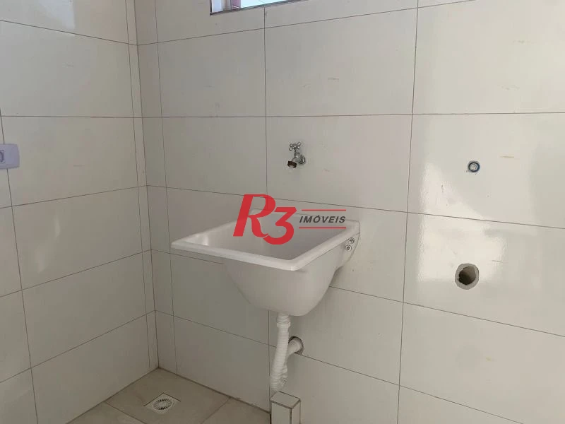 R3 REAL ESTATE VENDE CASA SOBRESPOSTA ALTA! Casa com 2 dormitórios à venda, 72 m² por R$ 320.000 - Chico de Paula - Santos/SP