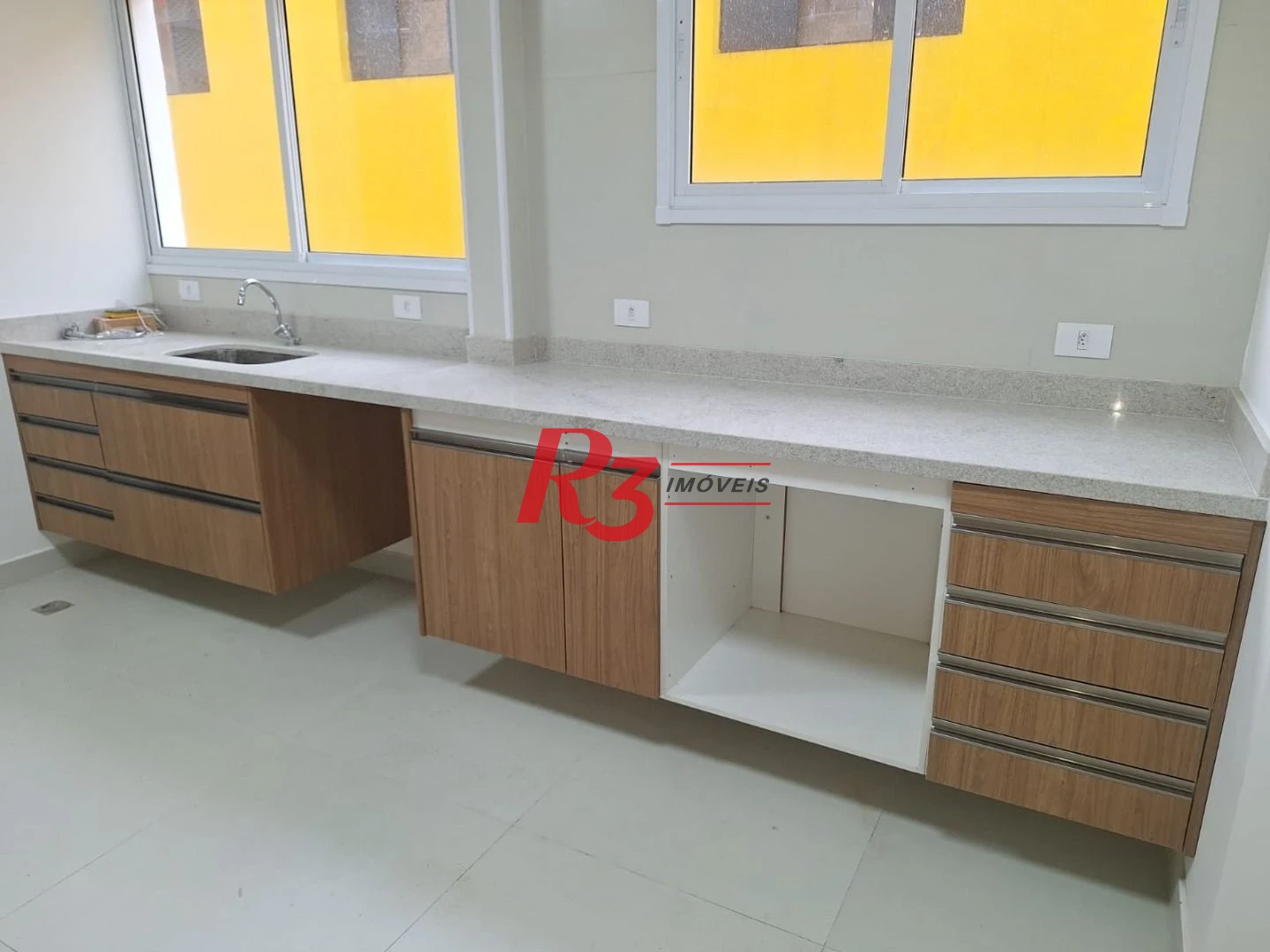 Apartamento com 2 dormitórios à venda, 82 m² por R$ 590.000,00 - Gonzaga - Santos/SP