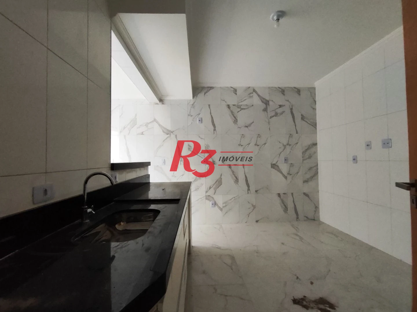 SOBREPOSTA ALTA DE FRENTE SACADA com 3 SUÍTES, VARANDA GOURMET COBERTA E DESCOBERTA, 2 VAGAS à venda, 148 m² por R$ 950.000  Ponta da Praia Santos SP