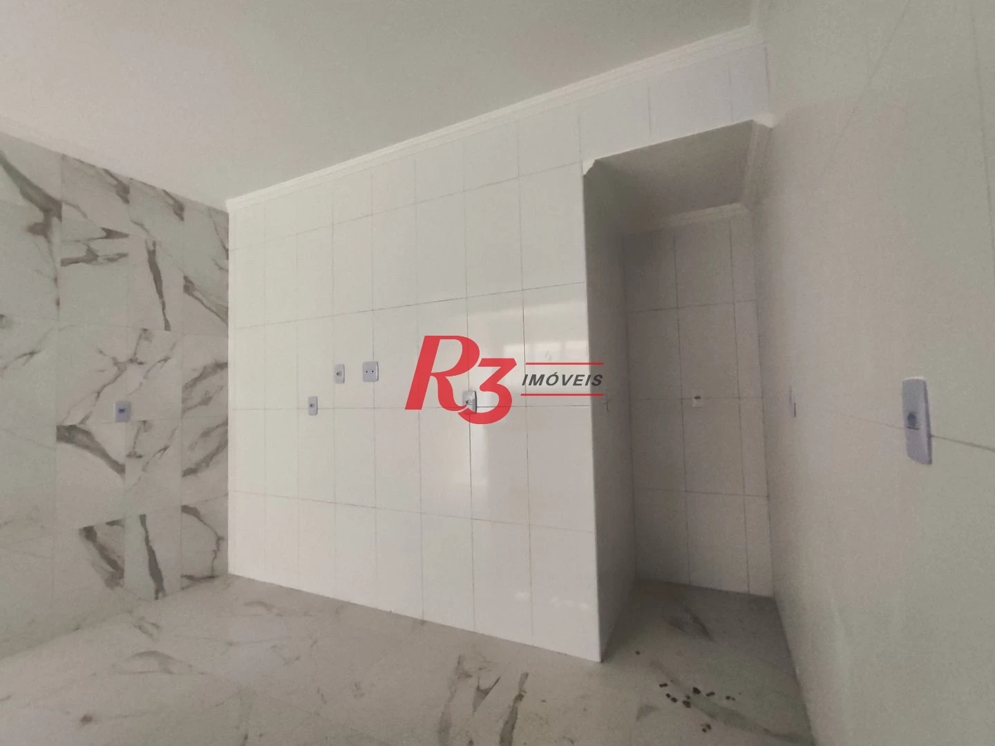 SOBREPOSTA ALTA DE FRENTE SACADA com 3 SUÍTES, VARANDA GOURMET COBERTA E DESCOBERTA, 2 VAGAS à venda, 148 m² por R$ 950.000  Ponta da Praia Santos SP