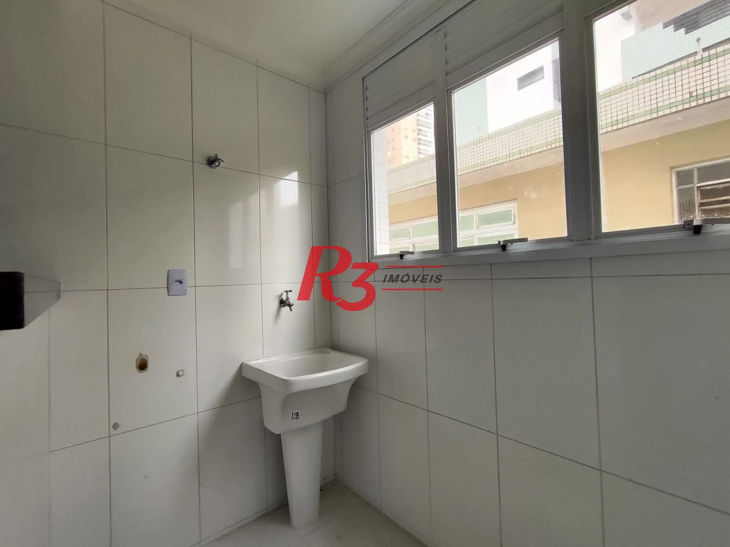 SOBREPOSTA ALTA DE FRENTE SACADA com 3 SUÍTES, VARANDA GOURMET COBERTA E DESCOBERTA, 2 VAGAS à venda, 148 m² por R$ 950.000  Ponta da Praia Santos SP
