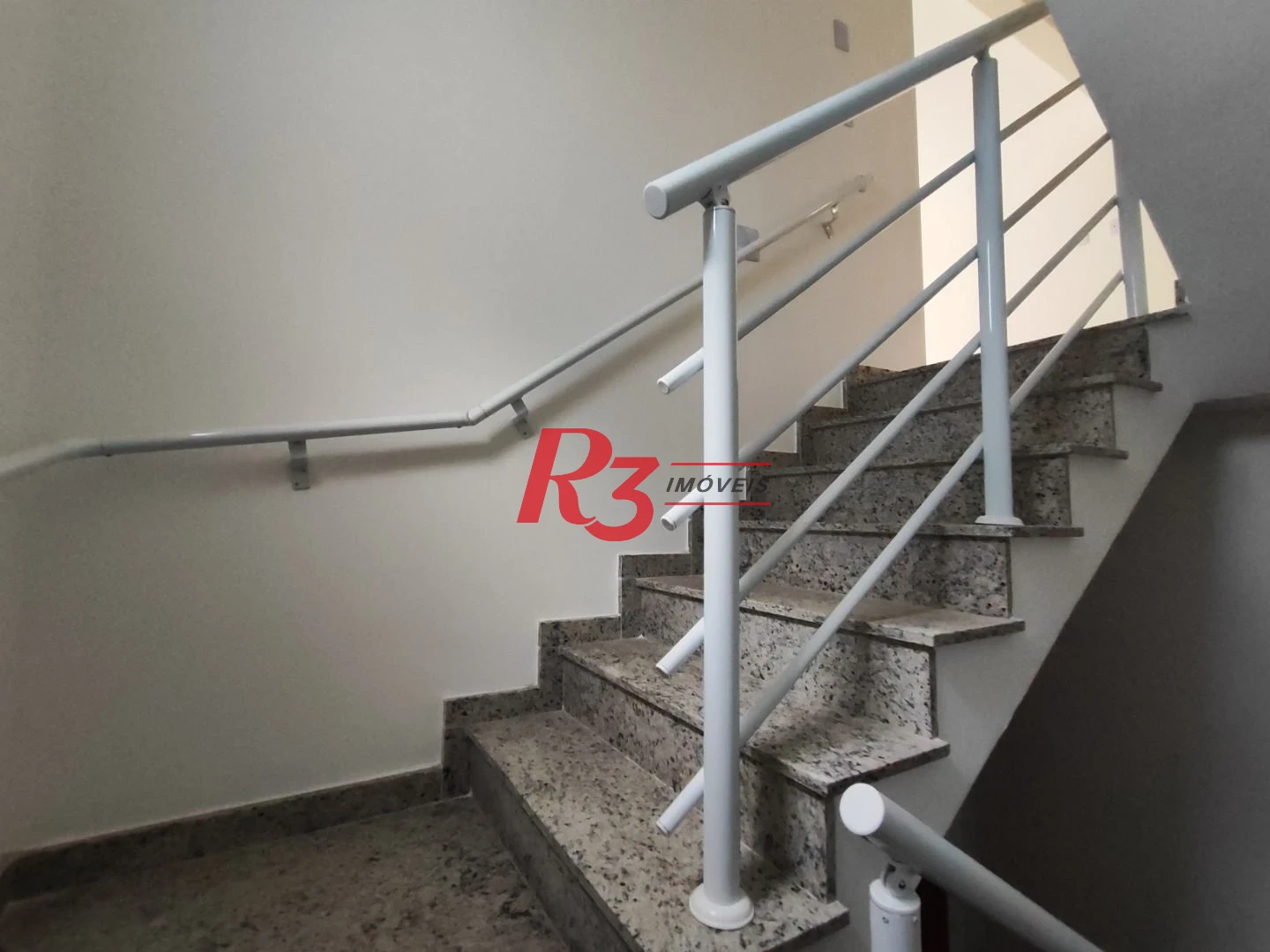 SOBREPOSTA ALTA DE FRENTE SACADA com 3 SUÍTES, VARANDA GOURMET COBERTA E DESCOBERTA, 2 VAGAS à venda, 148 m² por R$ 950.000  Ponta da Praia Santos SP