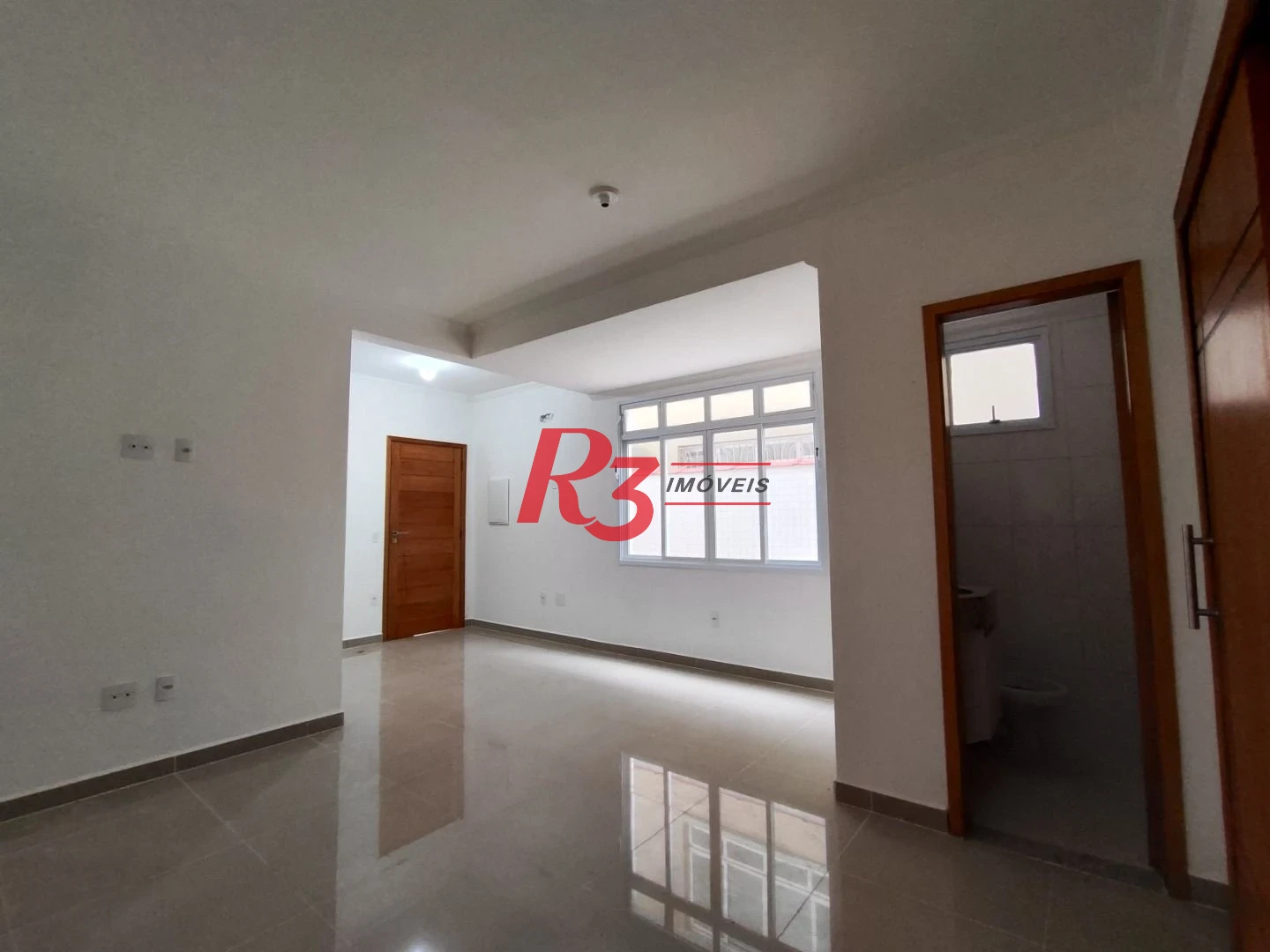 SOBREPOSTA TÉRREA ISOLADA QUINTAL  com 3 SUÍTES, 2 VAGAS à venda, 123 m² por R$ 950.000 - Ponta da Praia - Santos/SP