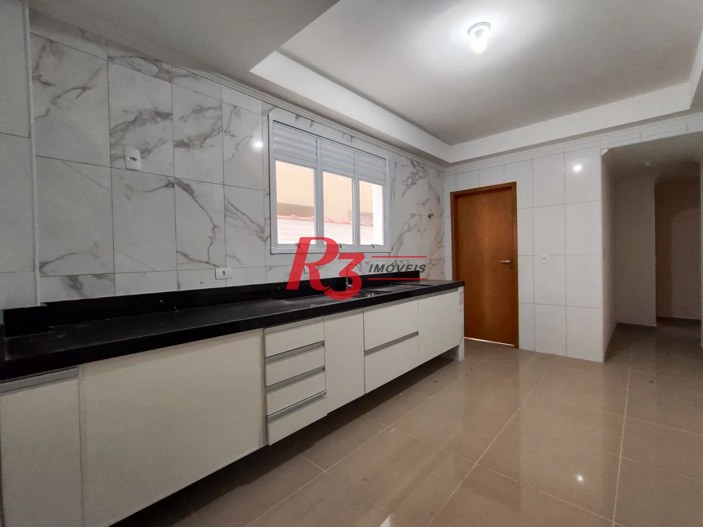 SOBREPOSTA TÉRREA ISOLADA QUINTAL  com 3 SUÍTES, 2 VAGAS à venda, 123 m² por R$ 950.000 - Ponta da Praia - Santos/SP