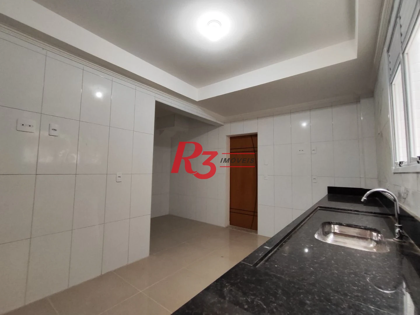 SOBREPOSTA TÉRREA ISOLADA QUINTAL  com 3 SUÍTES, 2 VAGAS à venda, 123 m² por R$ 950.000 - Ponta da Praia - Santos/SP