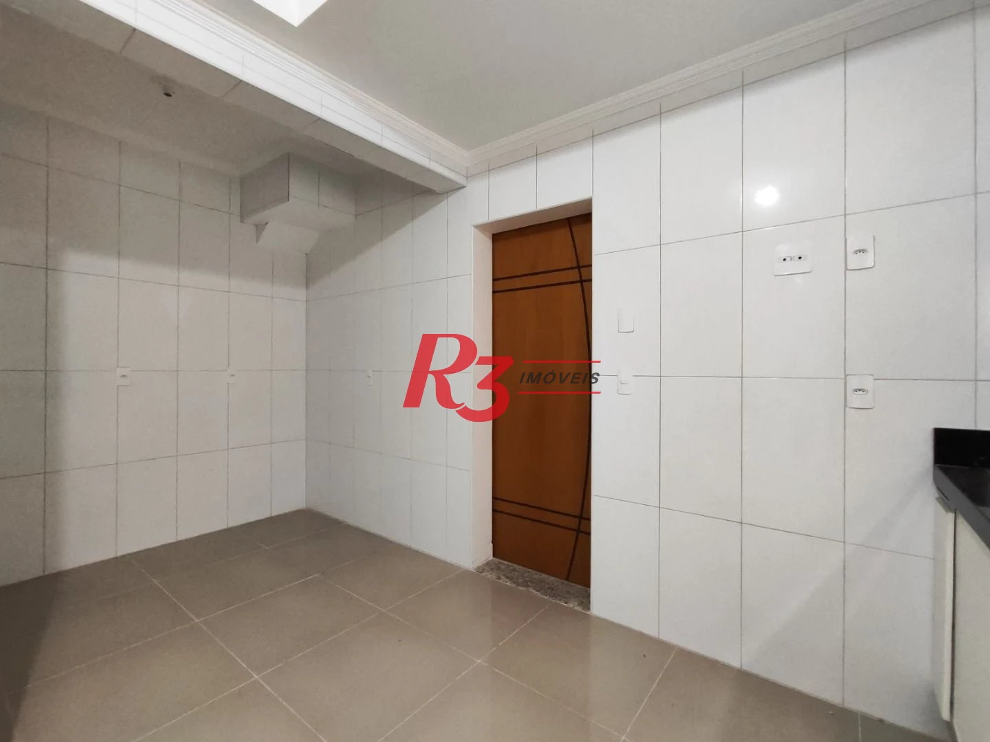 SOBREPOSTA TÉRREA ISOLADA QUINTAL  com 3 SUÍTES, 2 VAGAS à venda, 123 m² por R$ 950.000 - Ponta da Praia - Santos/SP