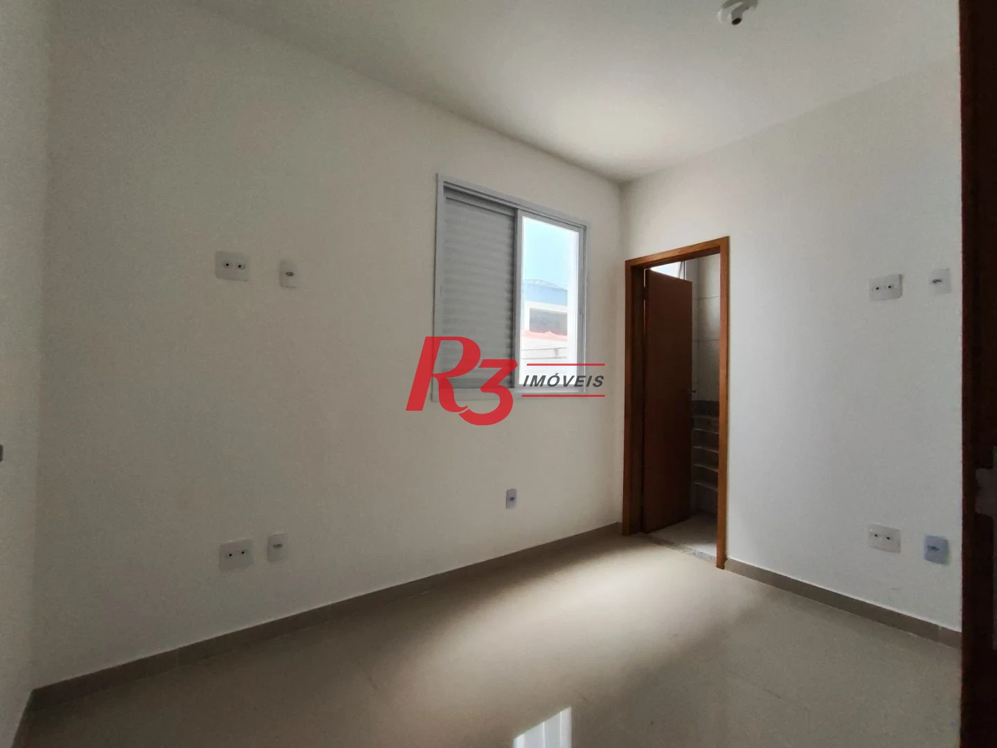 SOBREPOSTA TÉRREA ISOLADA QUINTAL  com 3 SUÍTES, 2 VAGAS à venda, 123 m² por R$ 950.000 - Ponta da Praia - Santos/SP