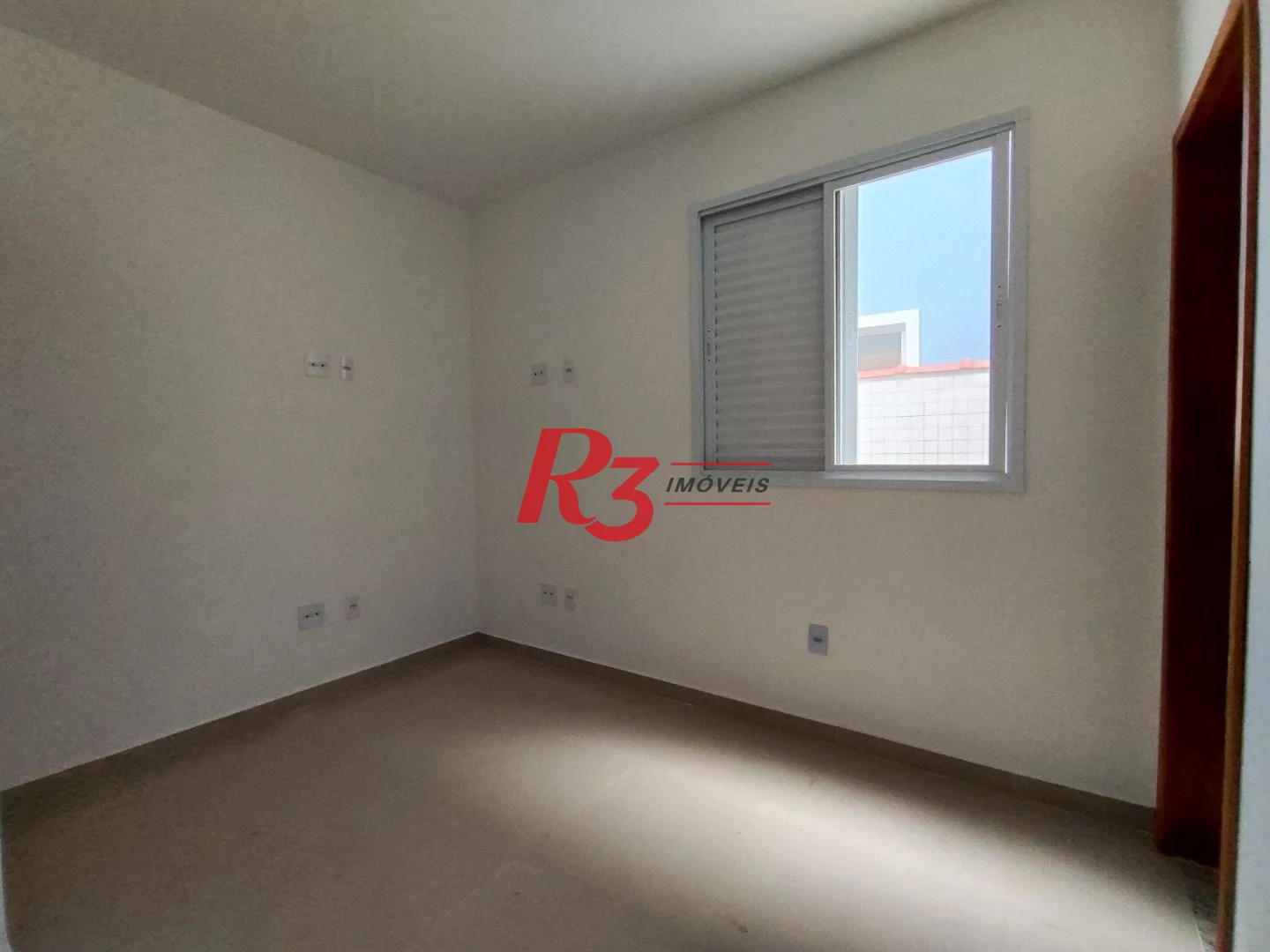 SOBREPOSTA TÉRREA ISOLADA QUINTAL  com 3 SUÍTES, 2 VAGAS à venda, 123 m² por R$ 950.000 - Ponta da Praia - Santos/SP