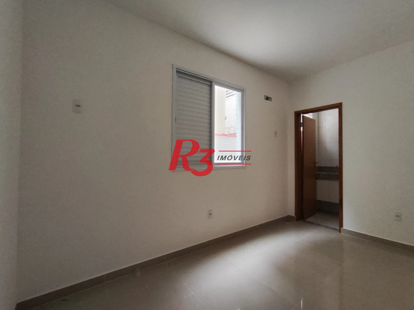 SOBREPOSTA TÉRREA ISOLADA QUINTAL  com 3 SUÍTES, 2 VAGAS à venda, 123 m² por R$ 950.000 - Ponta da Praia - Santos/SP