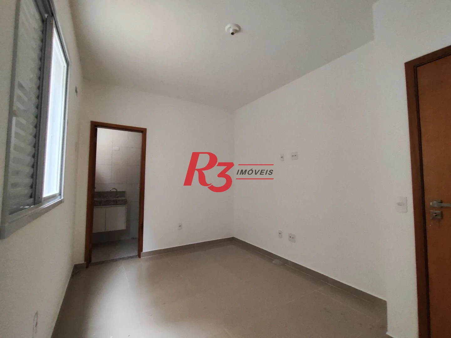 SOBREPOSTA TÉRREA ISOLADA QUINTAL  com 3 SUÍTES, 2 VAGAS à venda, 123 m² por R$ 950.000 - Ponta da Praia - Santos/SP