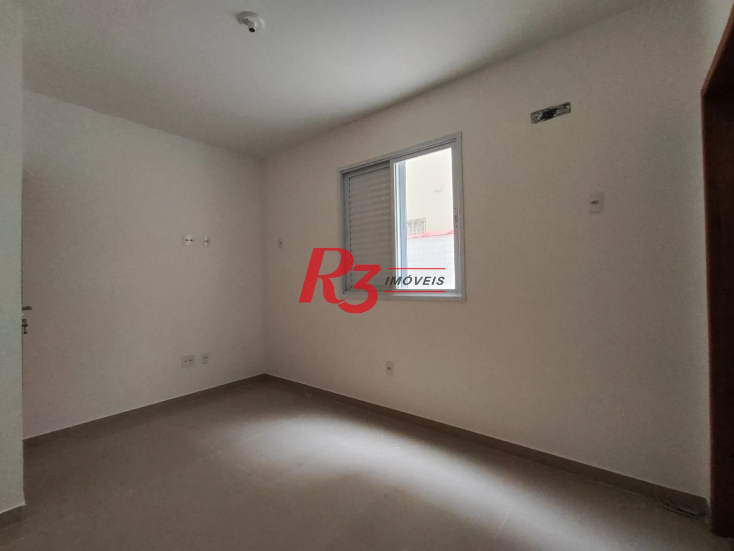 SOBREPOSTA TÉRREA ISOLADA QUINTAL  com 3 SUÍTES, 2 VAGAS à venda, 123 m² por R$ 950.000 - Ponta da Praia - Santos/SP