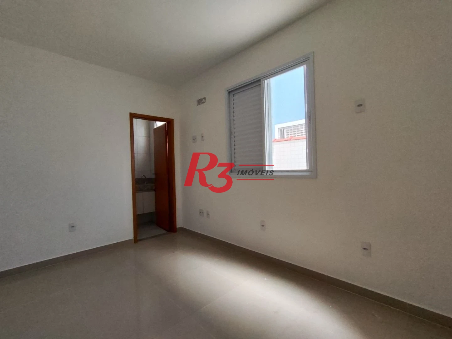 SOBREPOSTA TÉRREA ISOLADA QUINTAL  com 3 SUÍTES, 2 VAGAS à venda, 123 m² por R$ 950.000 - Ponta da Praia - Santos/SP