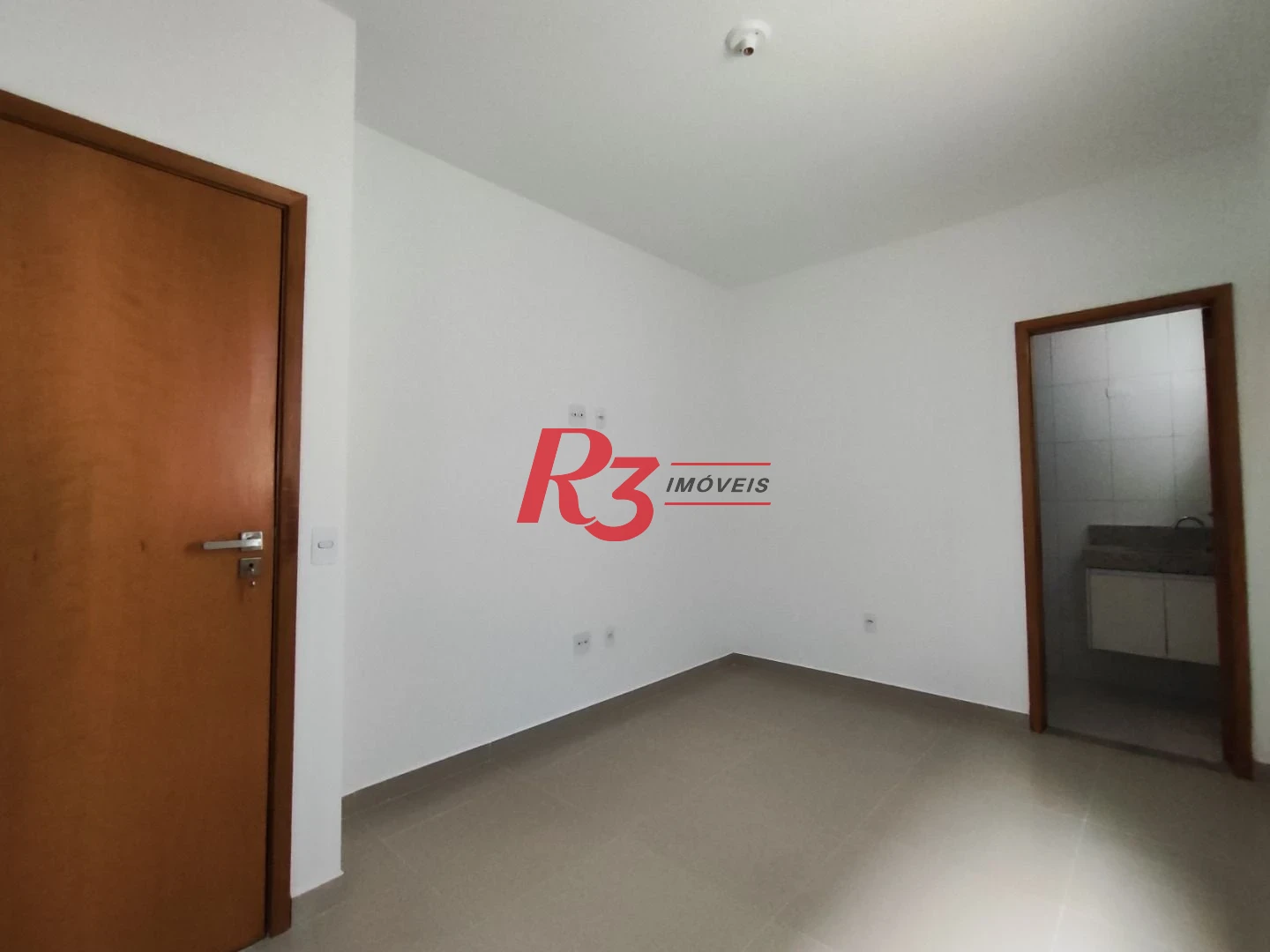 SOBREPOSTA TÉRREA ISOLADA QUINTAL  com 3 SUÍTES, 2 VAGAS à venda, 123 m² por R$ 950.000 - Ponta da Praia - Santos/SP