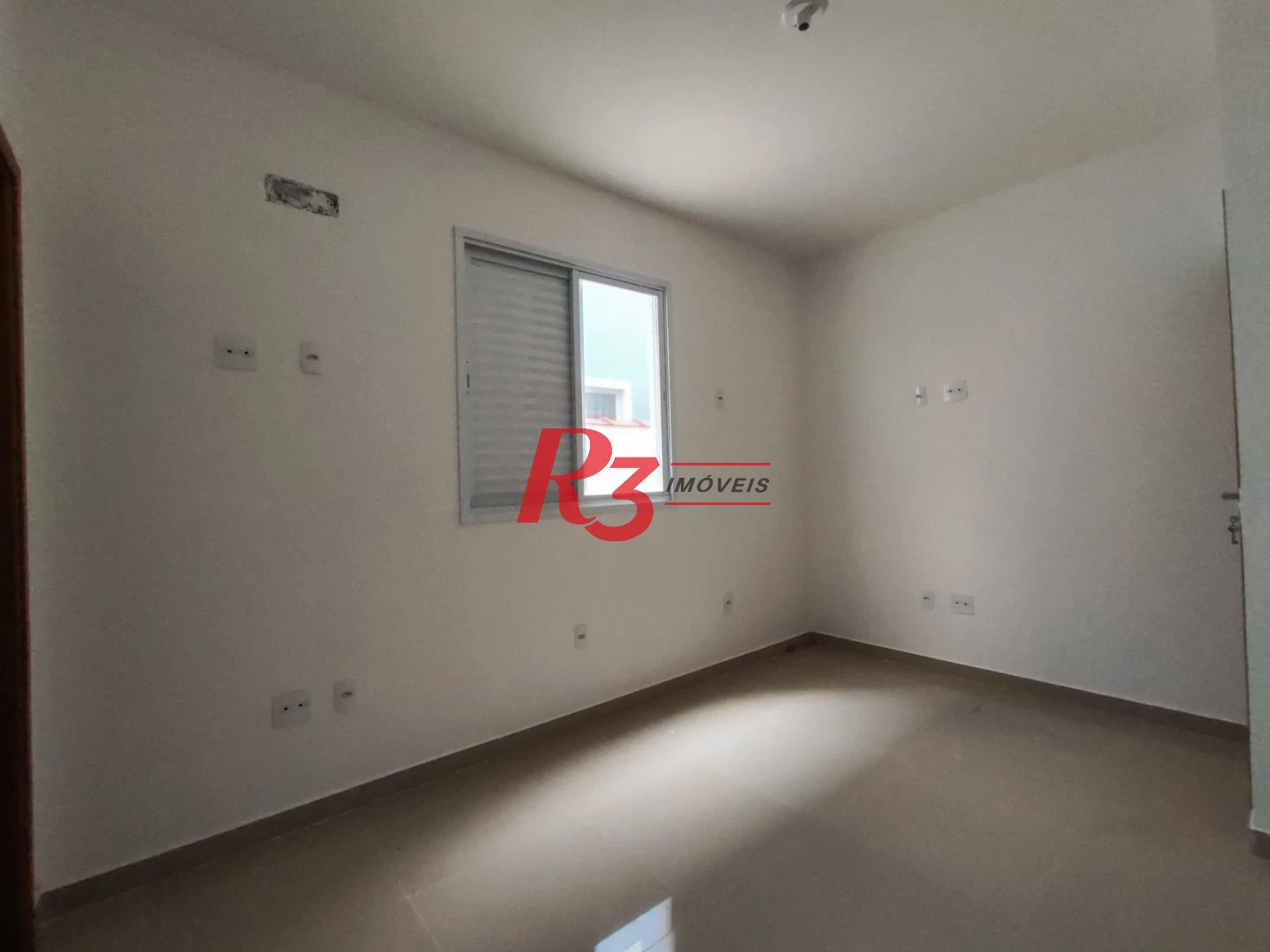 SOBREPOSTA TÉRREA ISOLADA QUINTAL  com 3 SUÍTES, 2 VAGAS à venda, 123 m² por R$ 950.000 - Ponta da Praia - Santos/SP