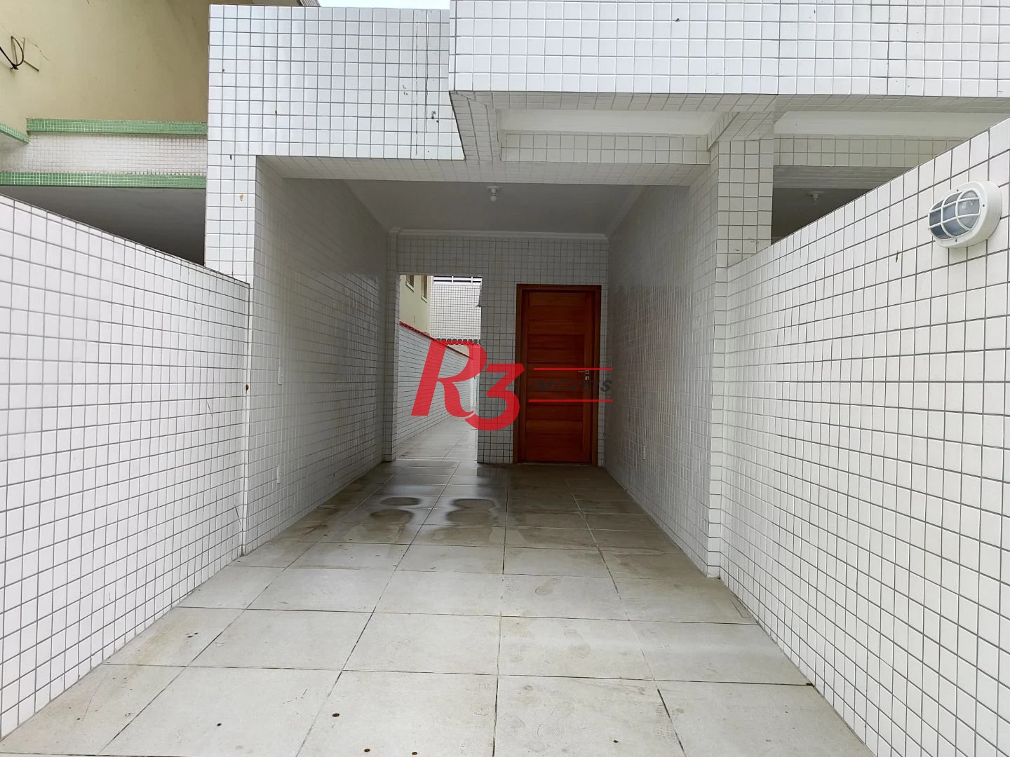 SOBREPOSTA TÉRREA ISOLADA QUINTAL  com 3 SUÍTES, 2 VAGAS à venda, 123 m² por R$ 950.000 - Ponta da Praia - Santos/SP