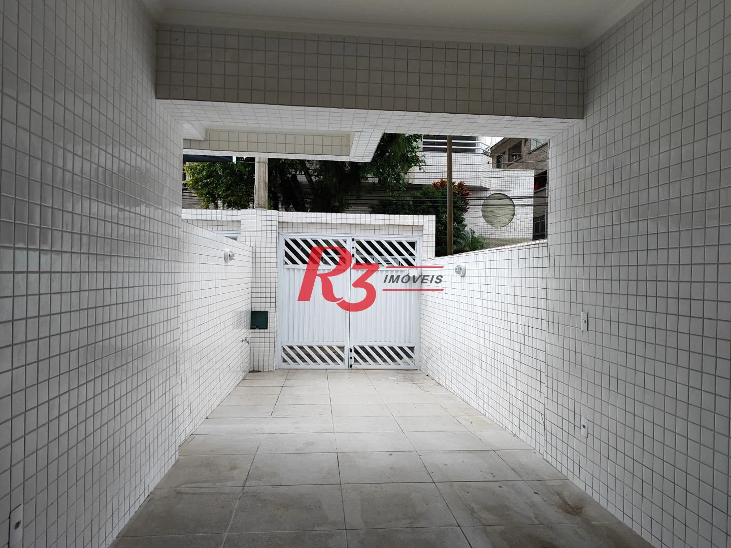 SOBREPOSTA TÉRREA ISOLADA QUINTAL  com 3 SUÍTES, 2 VAGAS à venda, 123 m² por R$ 950.000 - Ponta da Praia - Santos/SP