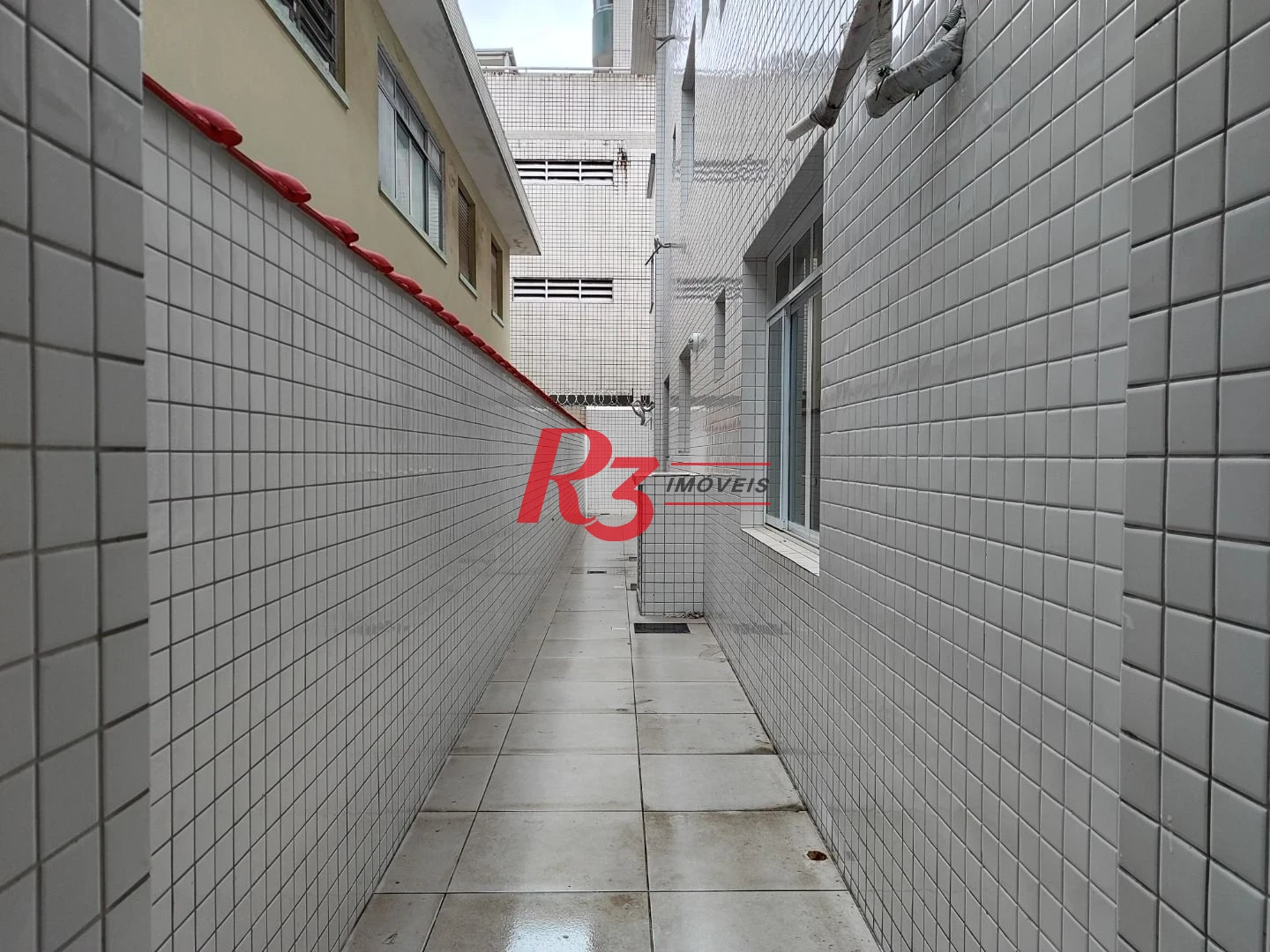 SOBREPOSTA TÉRREA ISOLADA QUINTAL  com 3 SUÍTES, 2 VAGAS à venda, 123 m² por R$ 950.000 - Ponta da Praia - Santos/SP