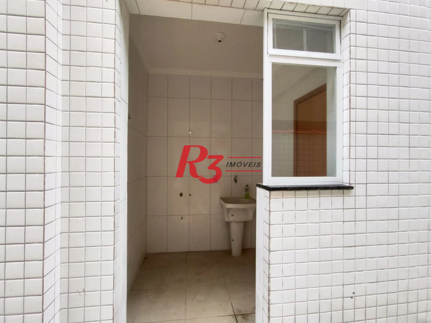 SOBREPOSTA TÉRREA ISOLADA QUINTAL  com 3 SUÍTES, 2 VAGAS à venda, 123 m² por R$ 950.000 - Ponta da Praia - Santos/SP