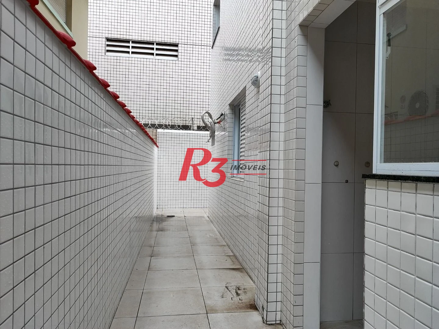 SOBREPOSTA TÉRREA ISOLADA QUINTAL  com 3 SUÍTES, 2 VAGAS à venda, 123 m² por R$ 950.000 - Ponta da Praia - Santos/SP