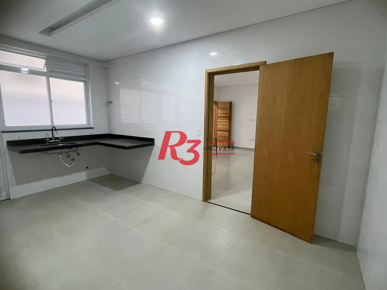 CASA SOBREPOSTA BAIXA NA PONTA DA PRAIA 3 SUITES - 2 VAGAS - QUINTAL FRENTE E LATERAL - E CHURRASQUEIRA -  PRONTO PARA MORAR