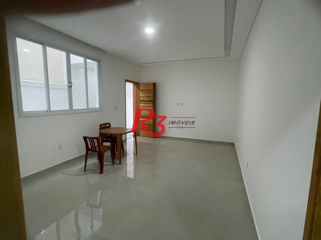 CASA SOBREPOSTA BAIXA NA PONTA DA PRAIA 3 SUITES - 2 VAGAS - QUINTAL FRENTE E LATERAL - E CHURRASQUEIRA -  PRONTO PARA MORAR