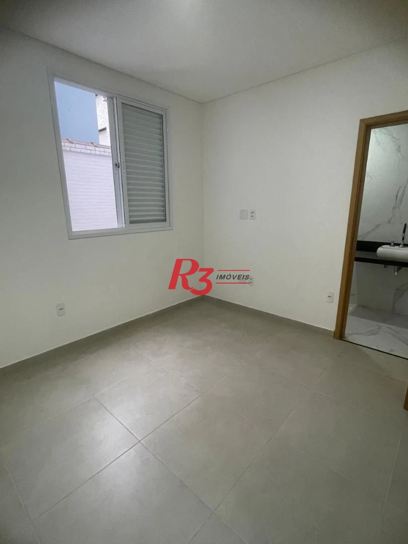 CASA SOBREPOSTA BAIXA NA PONTA DA PRAIA 3 SUITES - 2 VAGAS - QUINTAL FRENTE E LATERAL - E CHURRASQUEIRA -  PRONTO PARA MORAR