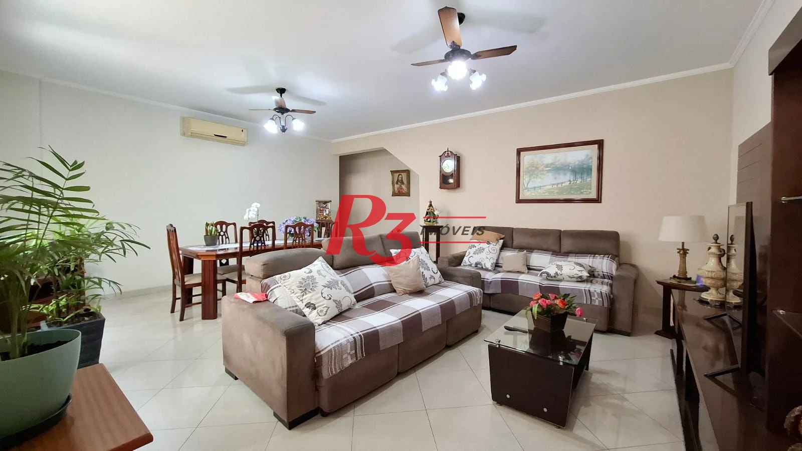 Casa à venda, com 3 suites, 2 vagas, no Embaré em Santos SP