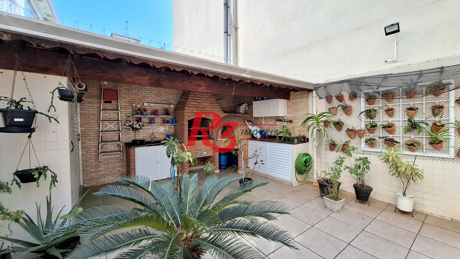 Casa à venda, com 3 suites, 2 vagas, no Embaré em Santos SP